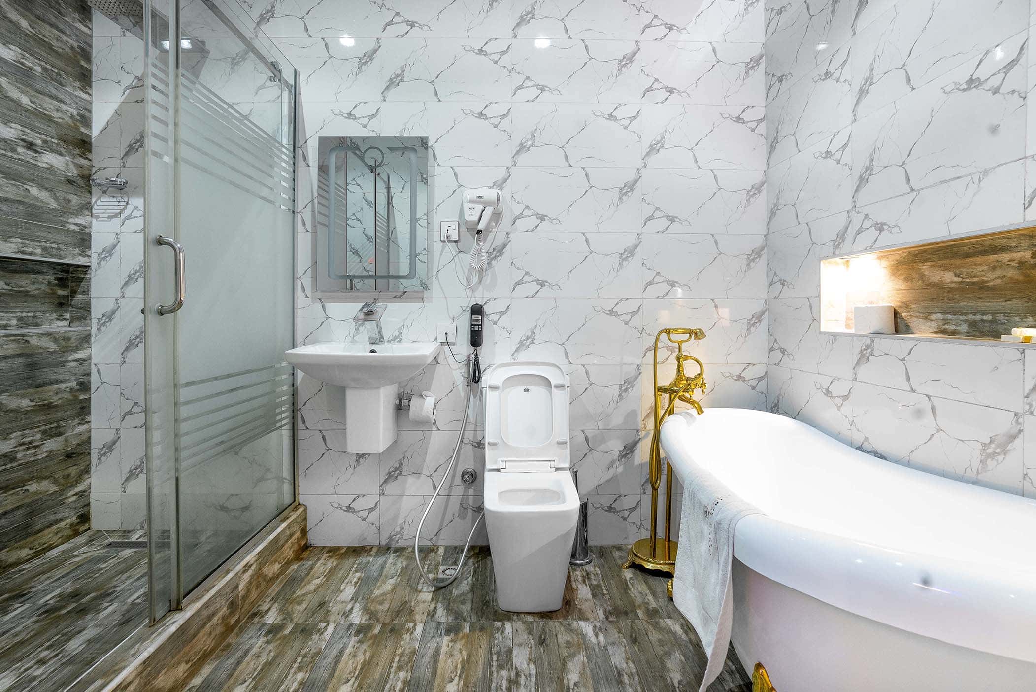 Suites & Rooms 12