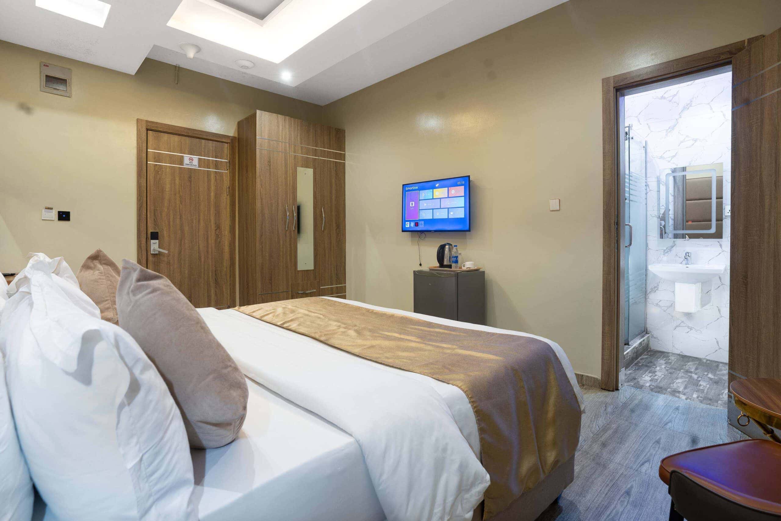 Suites & Rooms 13
