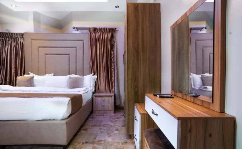 Suites & Rooms 5