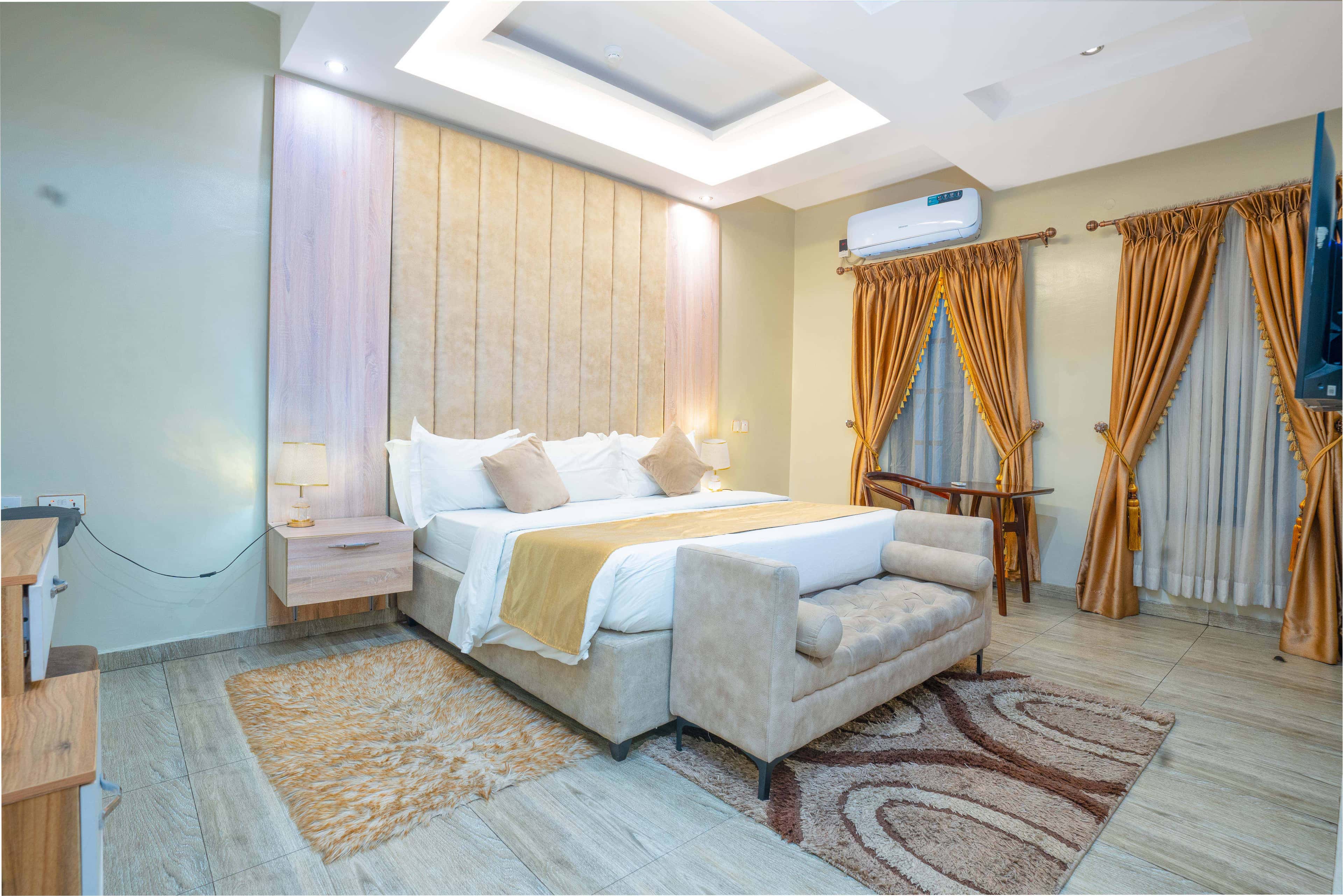 Suites & Rooms 1