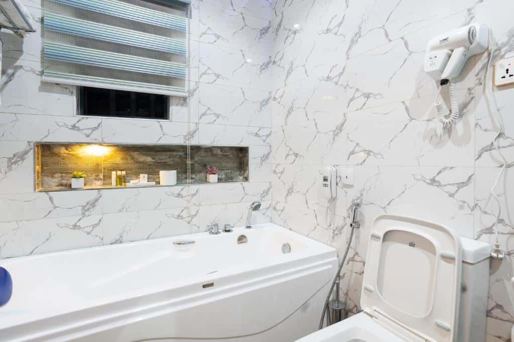 Suites & Rooms 11