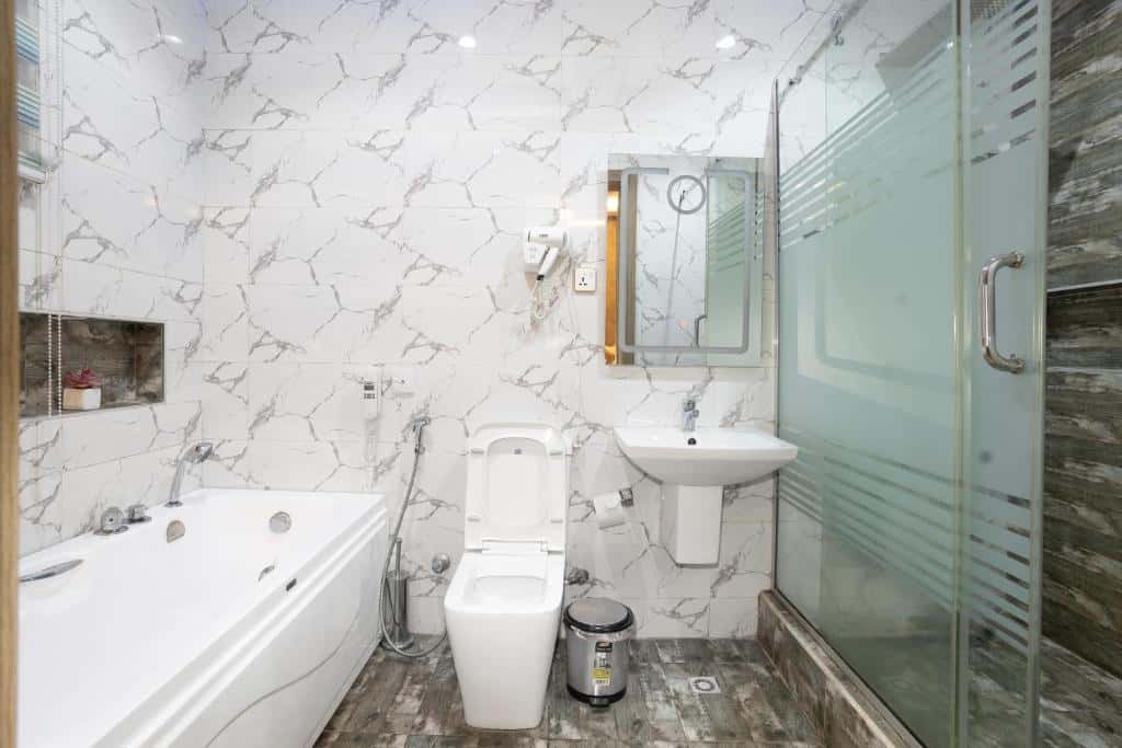 Suites & Rooms 9