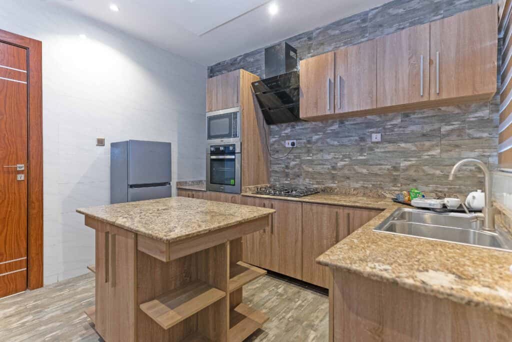 Suites & Rooms 5