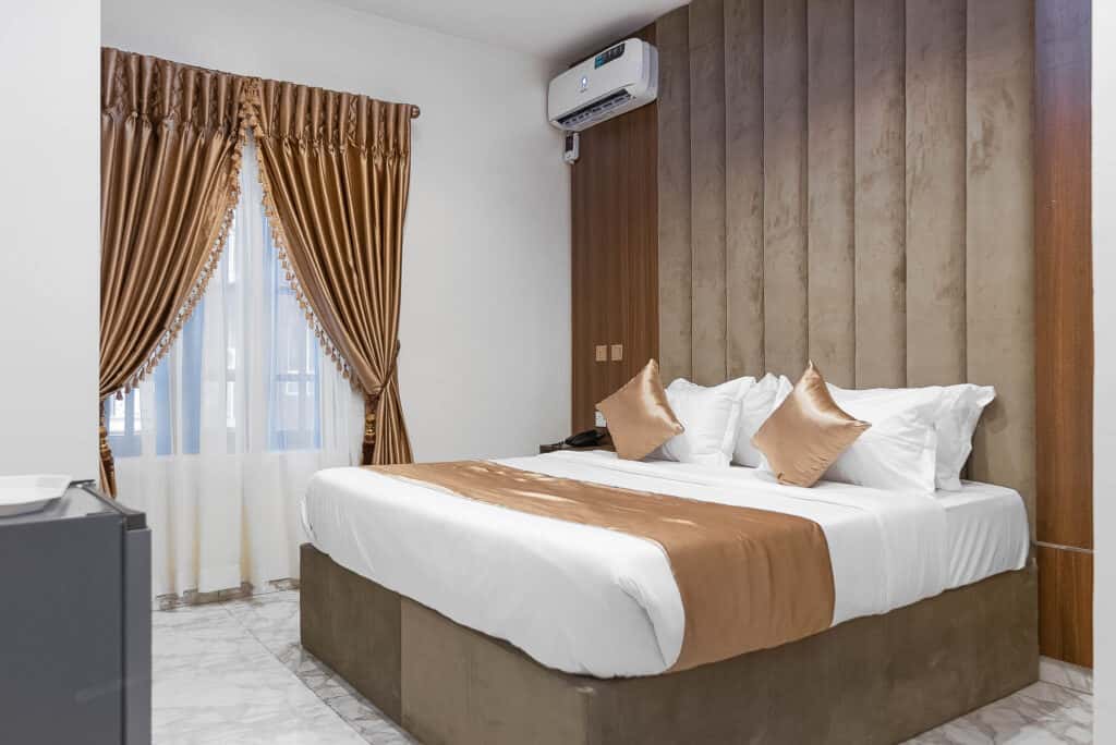 Suites & Rooms 11