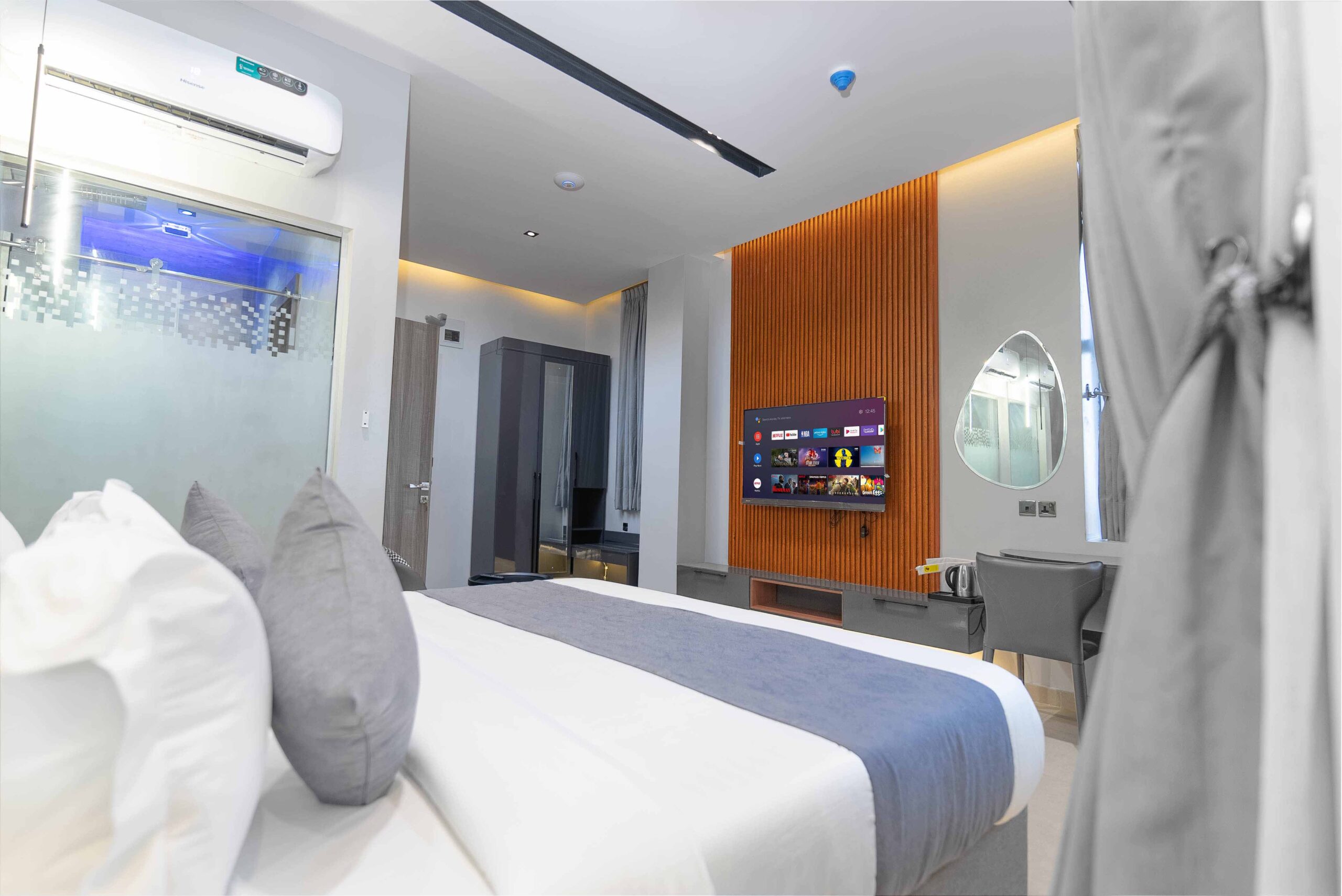 Studio & Rooms 8