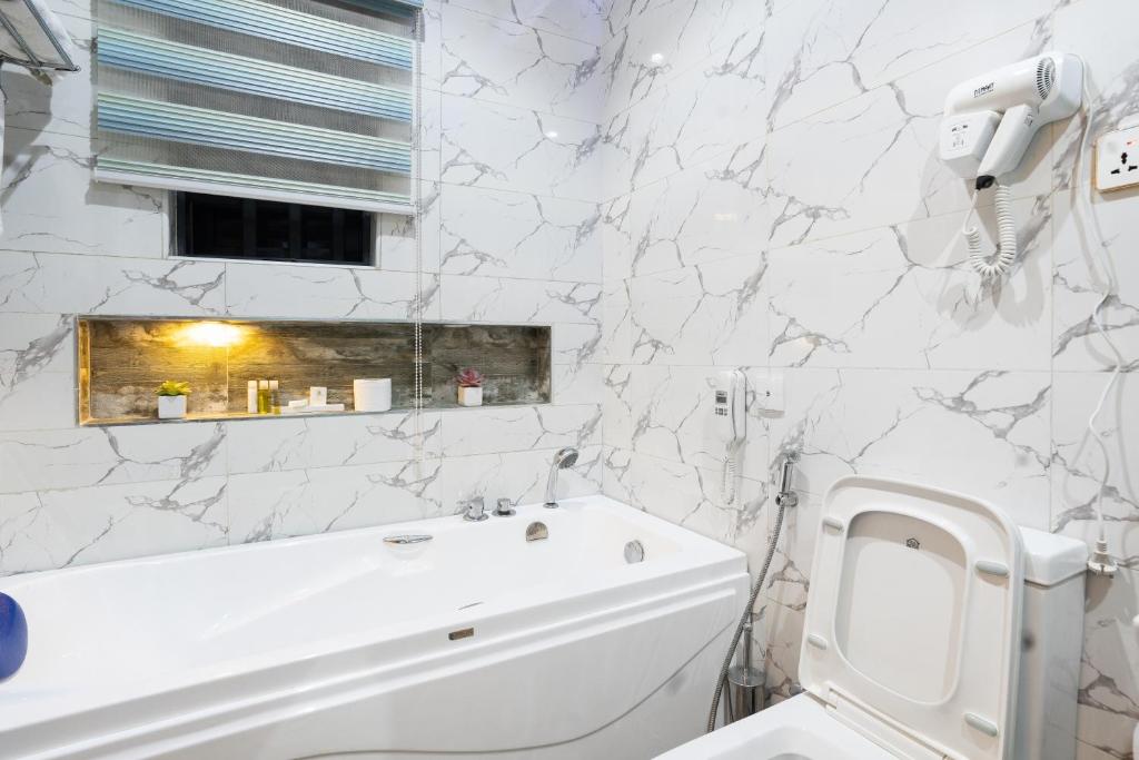 Suites & Rooms 11